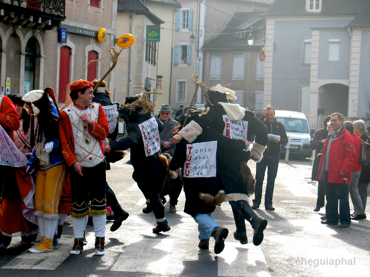 Tardets : la mascarade